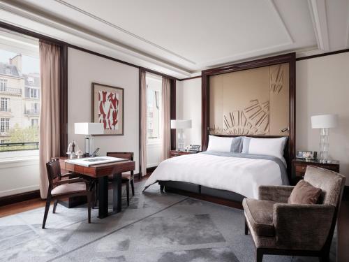 Habitación Deluxe con cama extragrande del hotel The Peninsula Paris