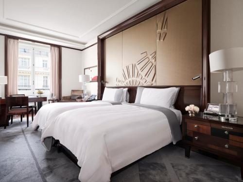 Habitación Premier con 2 camas individuales del hotel The Peninsula Paris. Foto 2