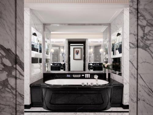 Habitación con cama extragrande Grand Premier del hotel The Peninsula Paris