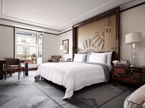 Habitación con cama extragrande Grand Premier del hotel The Peninsula Paris. Foto 2