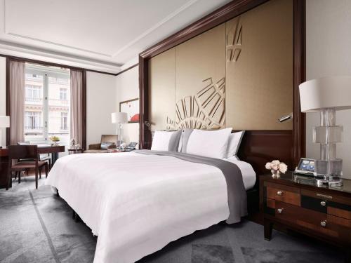 Habitación Doble Premier con cama extragrande del hotel The Peninsula Paris. Foto 1