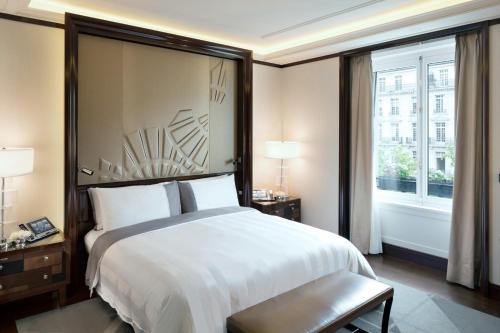 Habitación Doble Premier con cama extragrande del hotel The Peninsula Paris. Foto 3