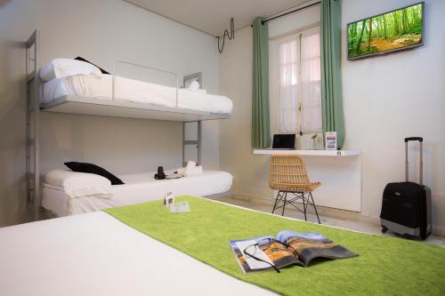 Habitación cuádruple del hotel Casual De Las Letras Sevilla. Foto 6