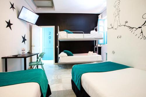 Habitación cuádruple del hotel Casual De Las Letras Sevilla. Foto 9