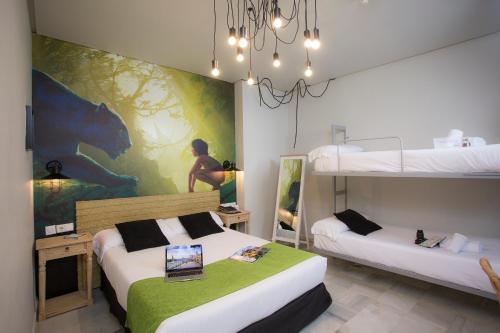 Habitación familiar 1 Cama Individual 1 Cama doble del hotel Casual De Las Letras Sevilla. Foto 7