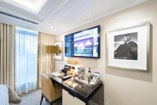 Habitación Deluxe con cama extragrande del hotel The Wellesley Knightsbridge, A Luxury Collection
