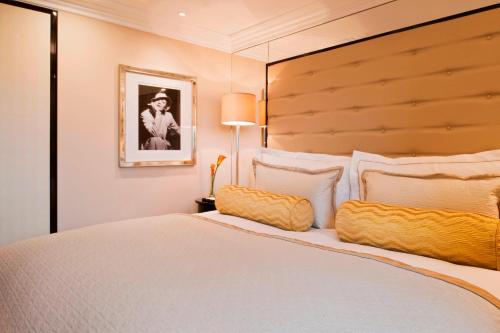 Habitación Deluxe con cama extragrande del hotel The Wellesley Knightsbridge, A Luxury Collection