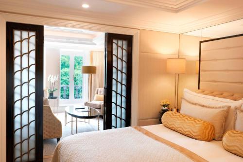 Suite con vistas a Hyde Park - Cama extragrande del hotel The Wellesley Knightsbridge, A Luxury Collection