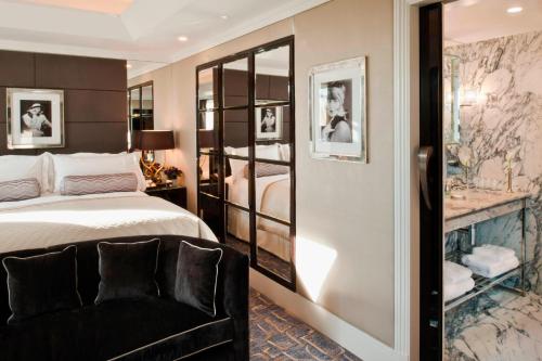 Suite de 1 dormitorio con cama extragrande del hotel The Wellesley Knightsbridge, A Luxury Collection