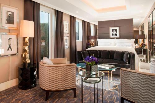 Suite de 1 dormitorio con cama extragrande del hotel The Wellesley Knightsbridge, A Luxury Collection. Foto 1