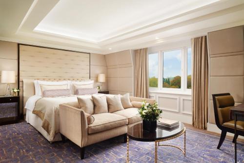 Suite Junior Hyde Park - Cama extragrande del hotel The Wellesley Knightsbridge, A Luxury Collection. Foto 1