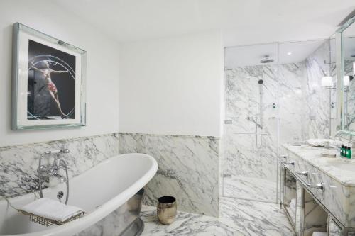 Suite Junior Hyde Park - Cama extragrande del hotel The Wellesley Knightsbridge, A Luxury Collection. Foto 3