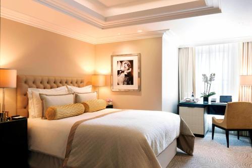 Habitación Deluxe con cama extragrande del hotel The Wellesley Knightsbridge, A Luxury Collection. Foto 2