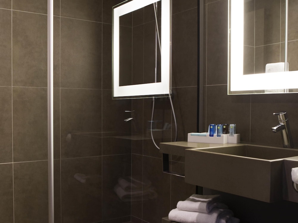 Habitación superior, varias camas (Premium) del hotel Novotel London Brentford. Foto 7
