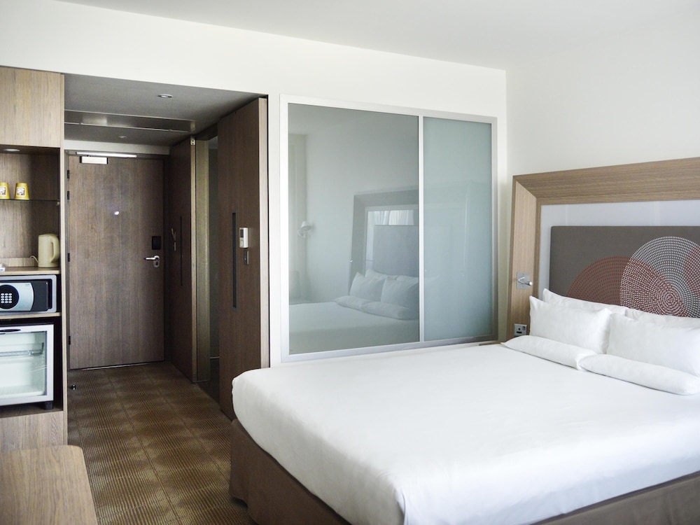 Habitación superior, 1 cama de matrimonio con sofá cama del hotel Novotel London Brentford. Foto 2