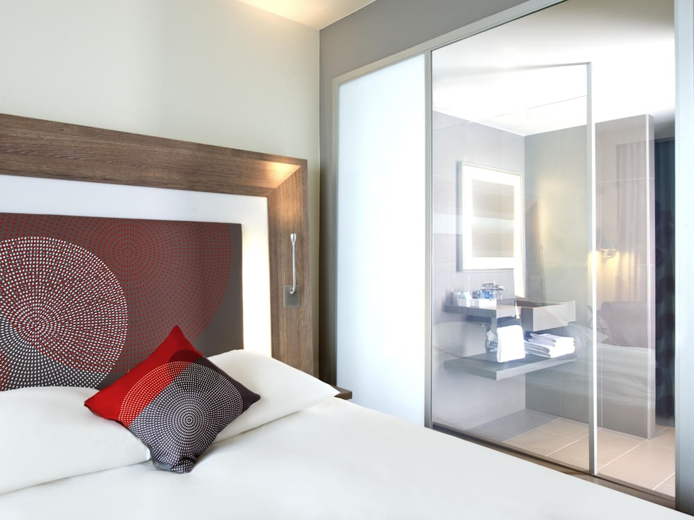 Habitación superior, 1 cama de matrimonio con sofá cama del hotel Novotel London Brentford. Foto 3