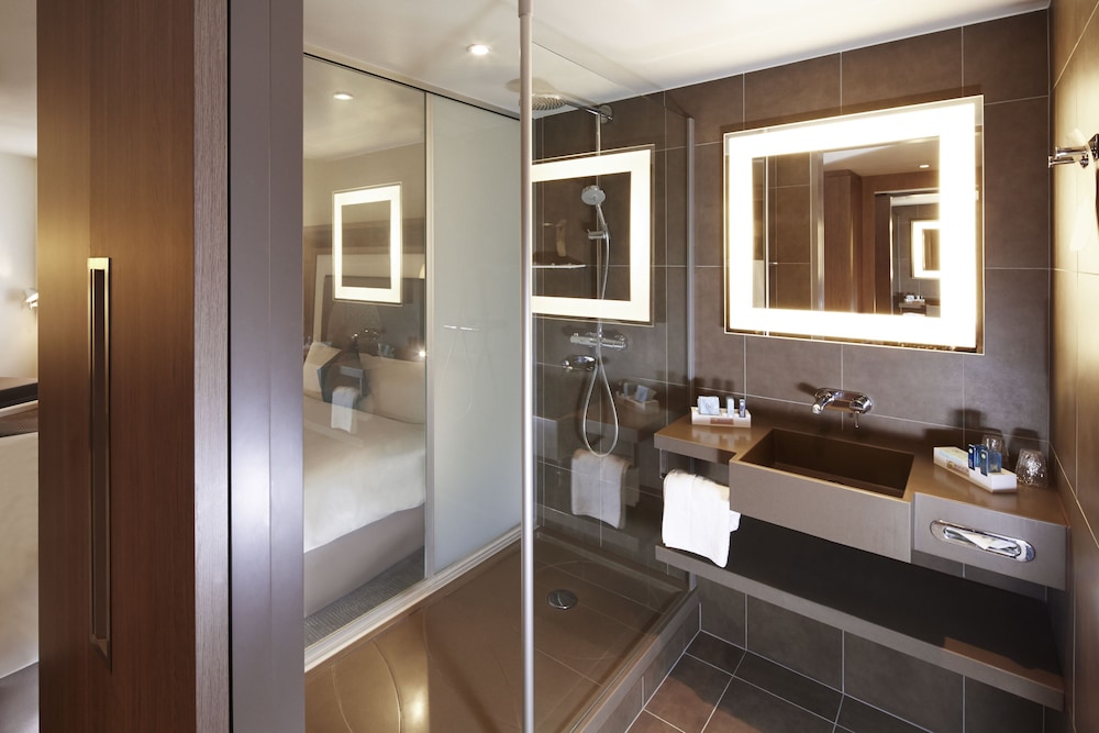 Habitación superior, 1 cama de matrimonio con sofá cama del hotel Novotel London Brentford. Foto 8