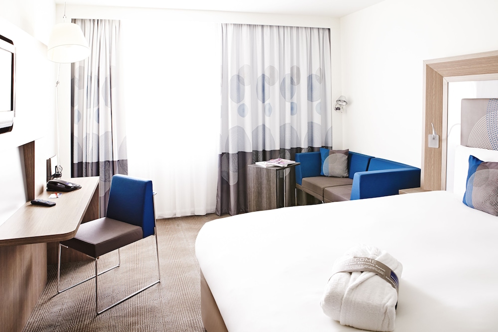Habitación superior con 2 camas individuales, 2 camas individuales del hotel Novotel London Brentford. Foto 3