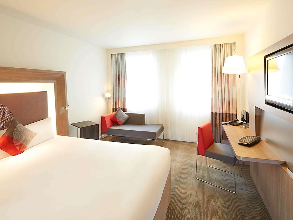 Habitación superior, 1 cama de matrimonio con sofá cama del hotel Novotel London Brentford. Foto 6