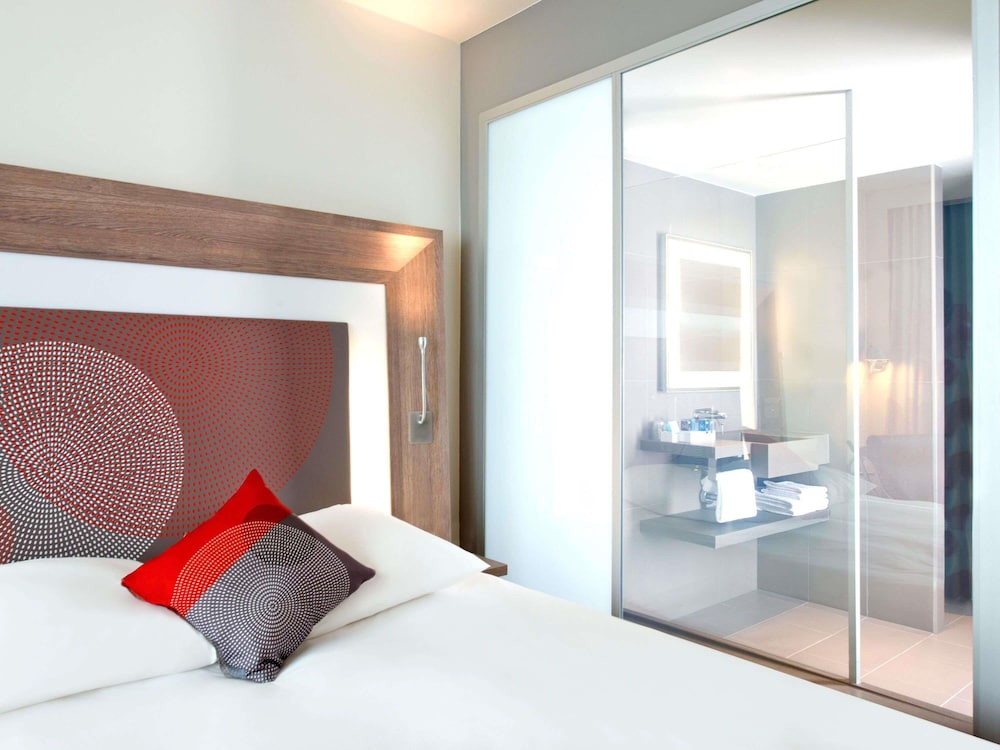 Habitación superior, 1 cama de matrimonio con sofá cama del hotel Novotel London Brentford. Foto 8