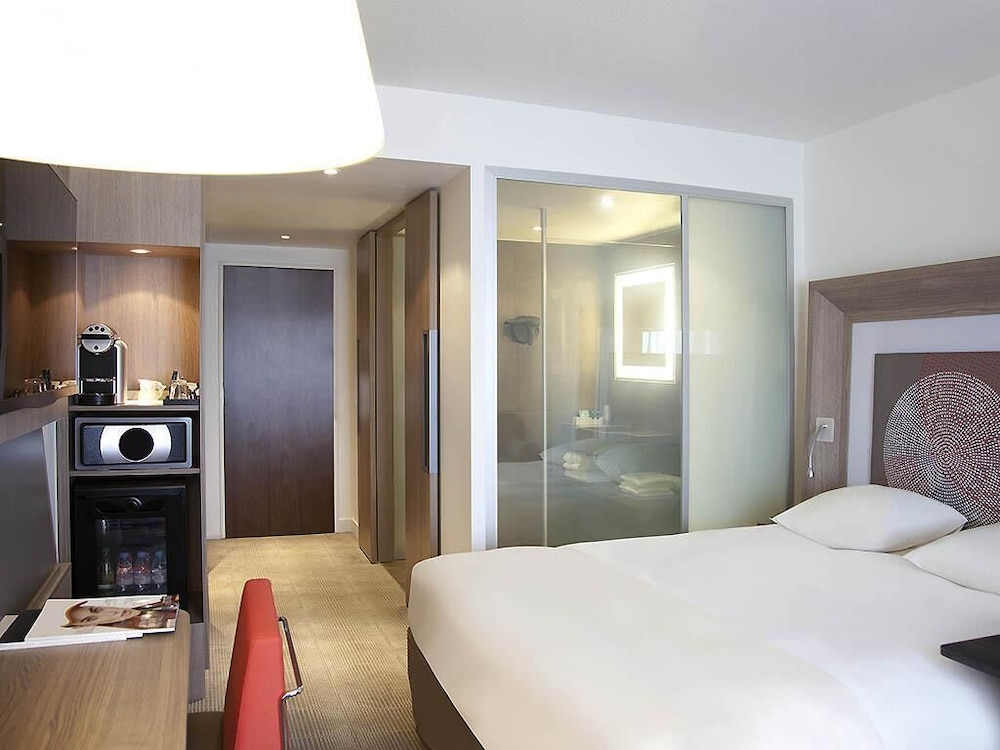Habitación superior, 1 cama de matrimonio con sofá cama del hotel Novotel London Brentford. Foto 10