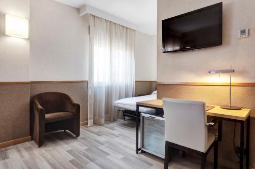 Habitación Triple del hotel Catalonia Santa Justa. Foto 1