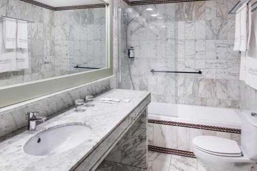 Habitación Triple del hotel Catalonia Santa Justa. Foto 4