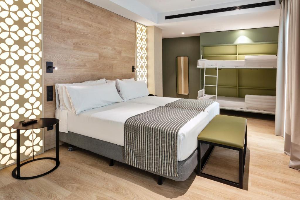 Habitación familiar del hotel Catalonia Santa Justa. Foto 1