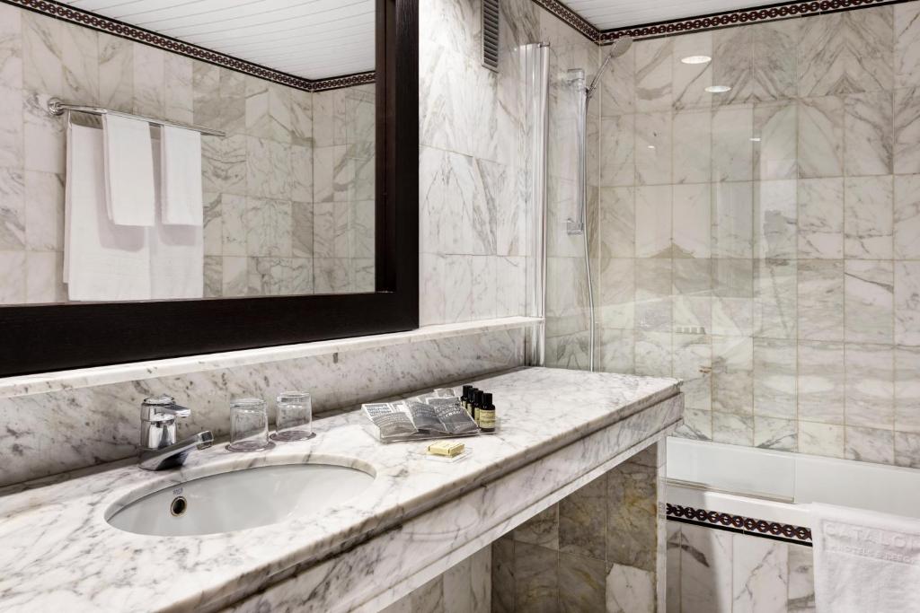 Habitación triple del hotel Catalonia Santa Justa. Foto 2