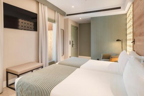 Habitación Premium con terraza/patio del hotel Catalonia Santa Justa. Foto 3