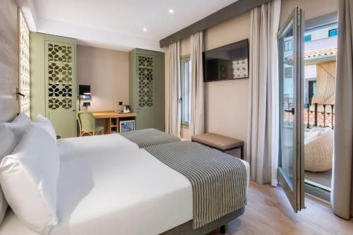 Habitación Premium con terraza/patio del hotel Catalonia Santa Justa. Foto 4