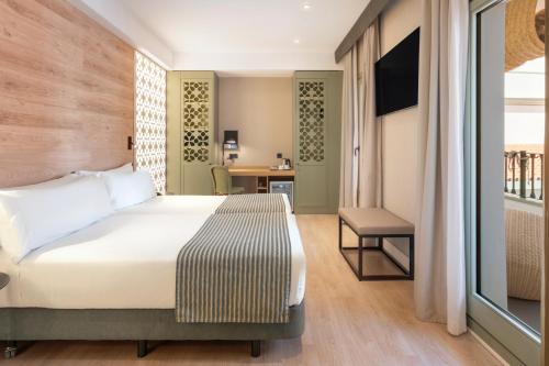 Habitación Premium con terraza/patio del hotel Catalonia Santa Justa. Foto 5