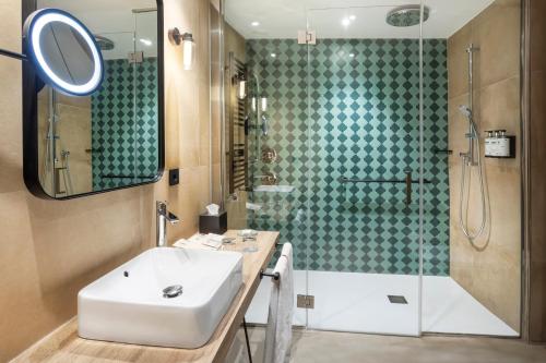 Habitación Doble Deluxe con acceso al spa - 1 o 2 camas del hotel Catalonia Santa Justa. Foto 4