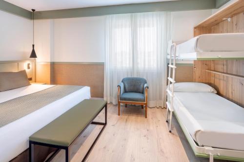 Habitación Familiar del hotel Catalonia Santa Justa. Foto 1