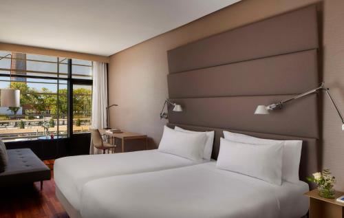 Habitación Doble Superior con 1 cama supletoria - 1 o 2 camas del hotel Nh Sevilla Plaza De Armas. Foto 2