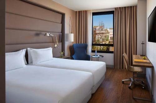 Habitación Doble Superior con 1 cama supletoria - 1 o 2 camas del hotel Nh Sevilla Plaza De Armas. Foto 5