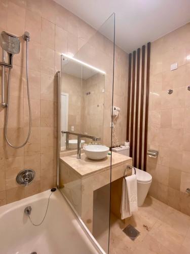 Habitación Triple del hotel Derby Sevilla. Foto 2