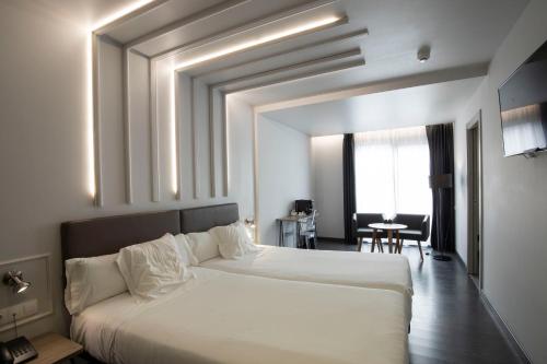 Habitación Doble Superior - 1 o 2 camas del hotel Lux Santiago. Foto 12
