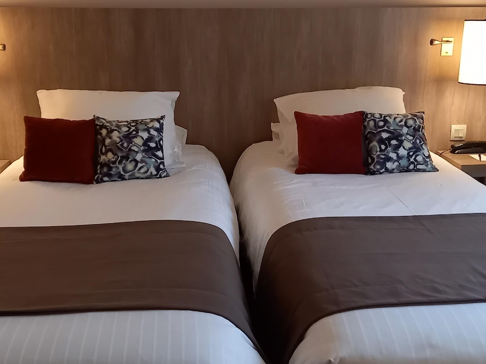 Habitación de categoría superior con 2 camas individuales del hotel Mercure Dinan Port Le Jerzual