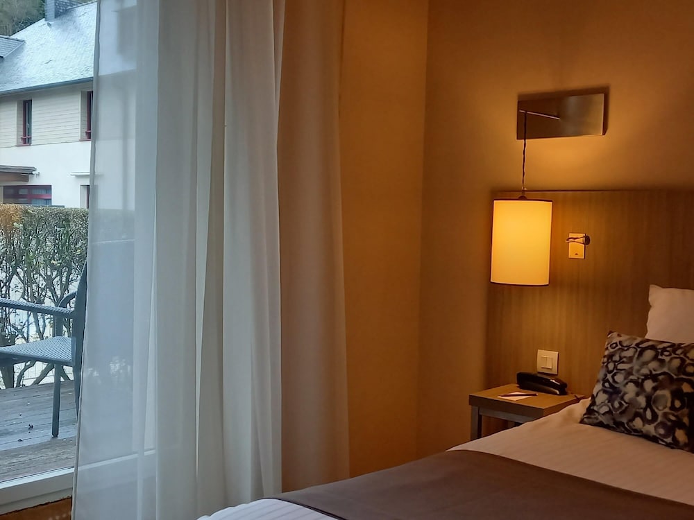 Habitación Standard con cama king size y balcón del hotel Mercure Dinan Port Le Jerzual