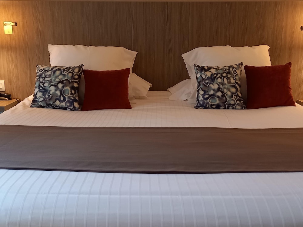 Habitación Standard con cama king size y balcón del hotel Mercure Dinan Port Le Jerzual. Foto 2