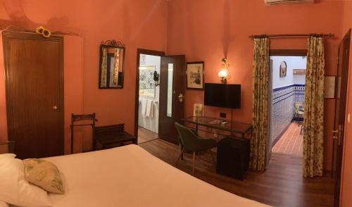 Habitación con cama extragrande. del hotel Abanico. Foto 1