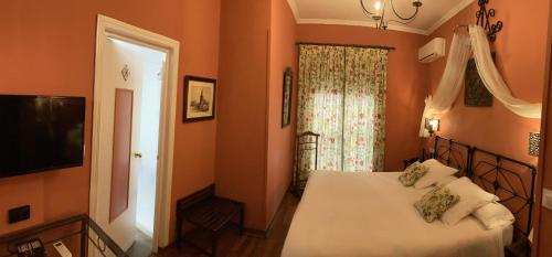 Habitación con cama extragrande. del hotel Abanico. Foto 2