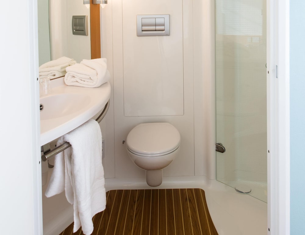 Habitación Twin, 2 camas individuales del hotel Ibis Edinburgh Centre South Bridge - Royal Mile. Foto 6