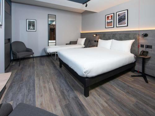 Habitación Doble o Gemela Totalmente Accesible con Sofá - Cama Individual del hotel Ibis Styles London Gatwick Airport