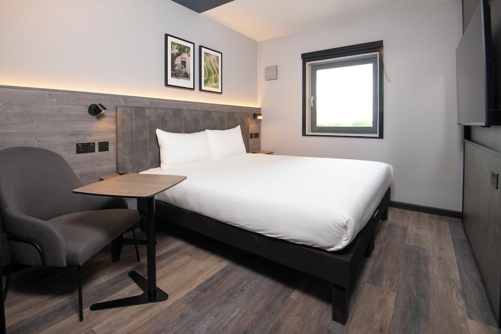 Habitación Doble Estándar del hotel Ibis Styles London Gatwick Airport. Foto 3