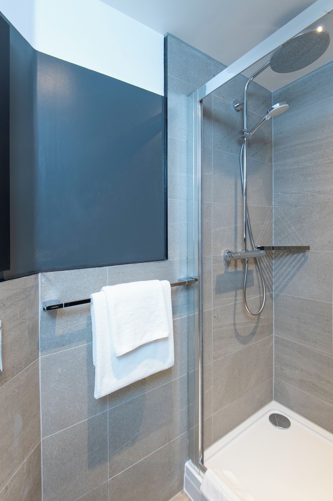 Habitación Gemela Estándar del hotel Ibis Styles London Gatwick Airport. Foto 8