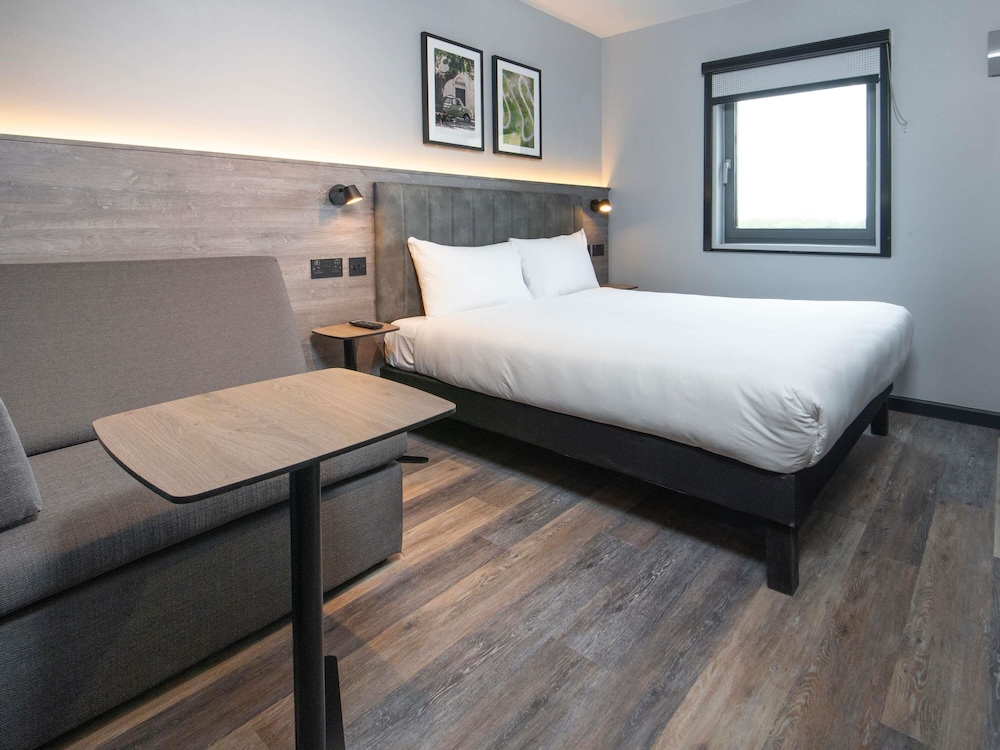 Habitación Estándar Doble con Sofá - Cama Individual del hotel Ibis Styles London Gatwick Airport. Foto 1