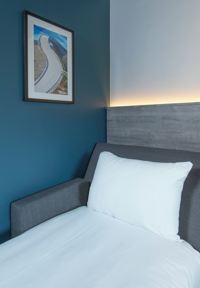 Habitación Estándar Doble con Sofá - Cama Individual del hotel Ibis Styles London Gatwick Airport. Foto 2