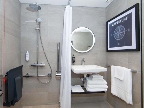 Habitación Doble o Gemela Totalmente Accesible con Sofá - Cama Individual del hotel Ibis Styles London Gatwick Airport. Foto 5